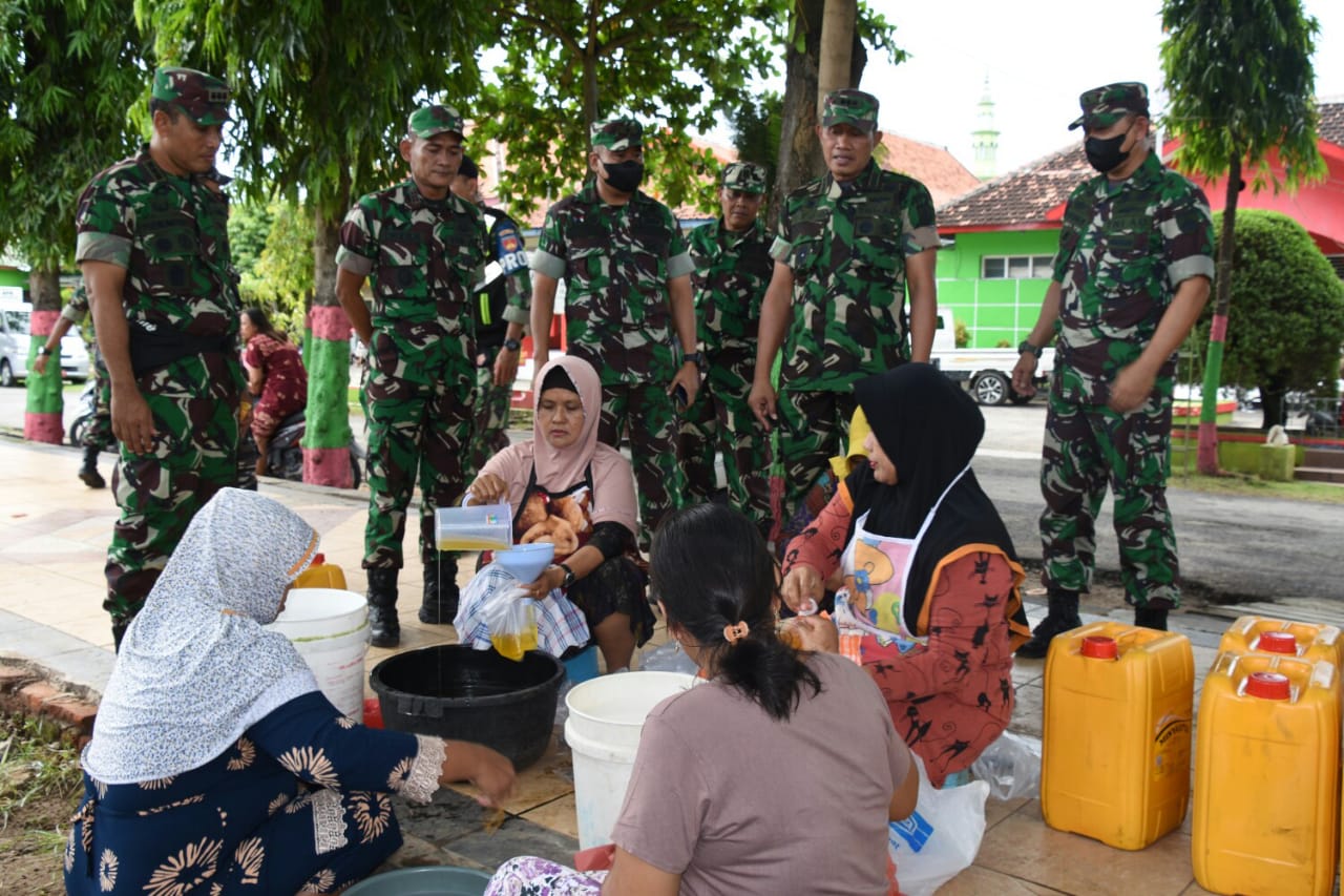 Stabilkan Harga Minyak Goreng, Danrem 073/Makutarama Gelar Bazar Di Pulau Karimun Jawa